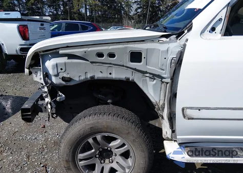 2004 Toyota Sequoia Limited V8 z USA, uszkodzony, nr VIN 5TDBT48AX4S211908